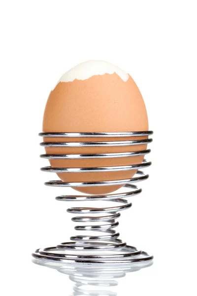 Vařené vejce v kovový stojan izolovaných na bílém — Stock fotografie