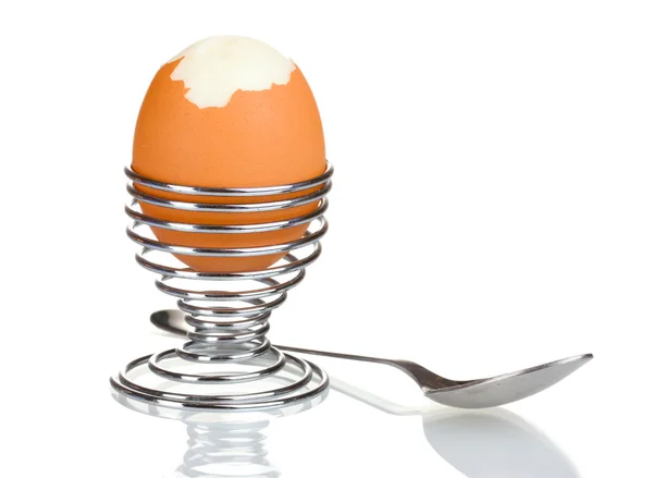 Vařené vejce v kovový stojan a lžíci izolovaných na bílém — Stock fotografie