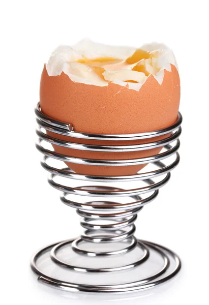 Варене яйце в металевій підставці ізольовано на білому — стокове фото