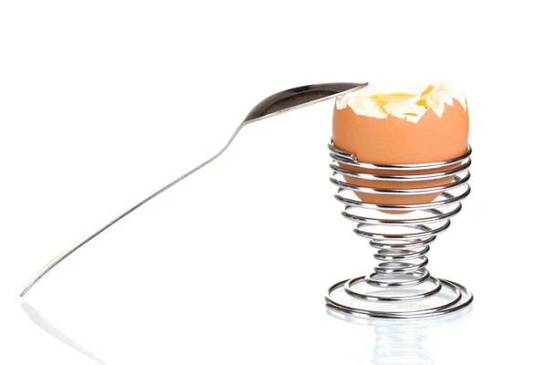 Metal stand ve üzerinde beyaz izole kaşık haşlanmış yumurta — Stok fotoğraf