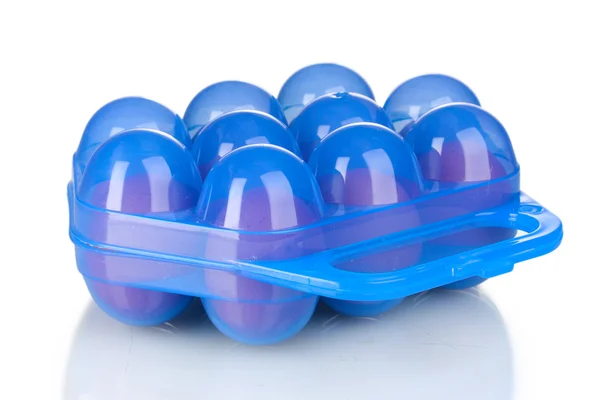 Uova in scatola di plastica blu isolate su bianco — Foto Stock