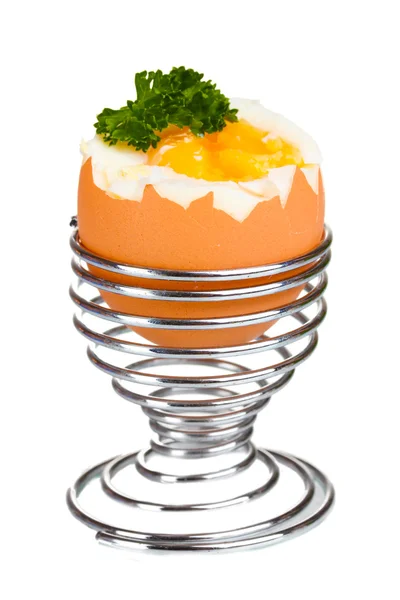 Вареное яйцо в металлическом подставке и петрушка изолированы на белом — стоковое фото