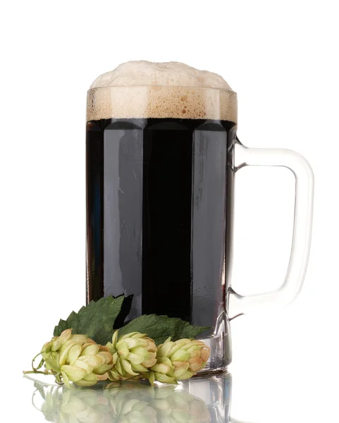 Μαύρη μπύρα σε μια κούπα και το πράσινο λυκίσκου που απομονώνονται σε λευκό — Φωτογραφία Αρχείου