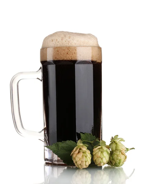 Темне пиво в кухоль і зелений хміль ізольовані на білому — стокове фото