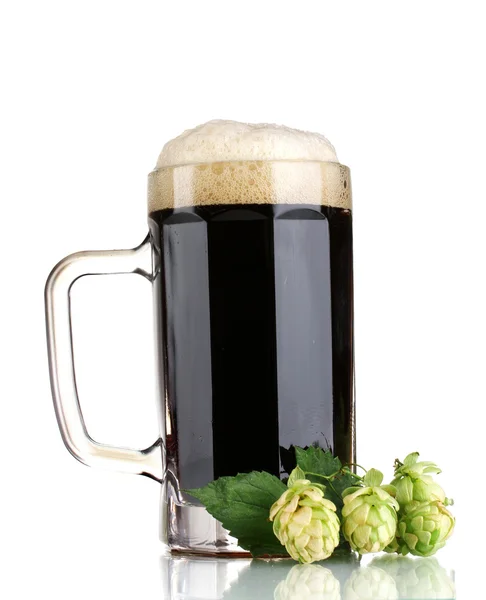 黑啤杯和绿色跃点上白色隔离 — 图库照片
