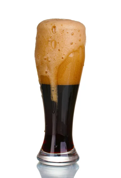 Μαύρη μπύρα σε ποτήρι απομονωθεί σε λευκό — Φωτογραφία Αρχείου