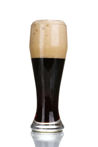 Темное пиво, разлитое в стакан, изолированный на белом — стоковое фото