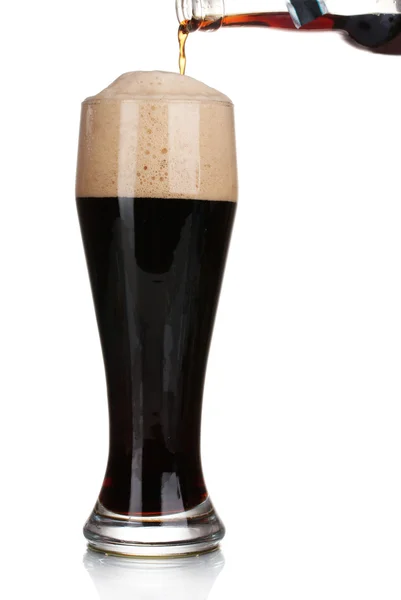Ciemne piwo wlewa kieliszek na białym tle — Zdjęcie stockowe