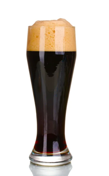 Mörkt öl i ett glas isolerade på vit — Stockfoto