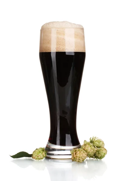 เบียร์มืดในแก้วและกระโดดสีเขียวแยกจากสีขาว — ภาพถ่ายสต็อก