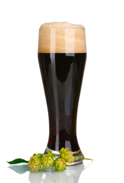 Σκοτεινή μπύρα σε ένα ποτήρι και το πράσινο λυκίσκου που απομονώνονται σε λευκό — Φωτογραφία Αρχείου
