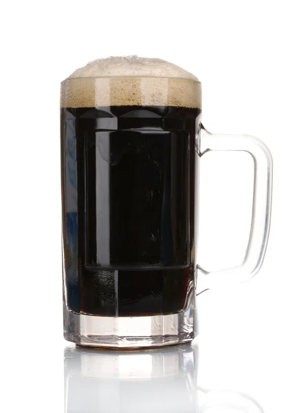 Темне пиво в чашці ізольовано на білому — стокове фото