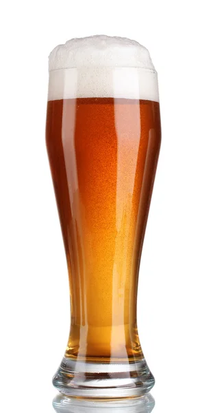 Пиво в склянці ізольовано на білому — стокове фото