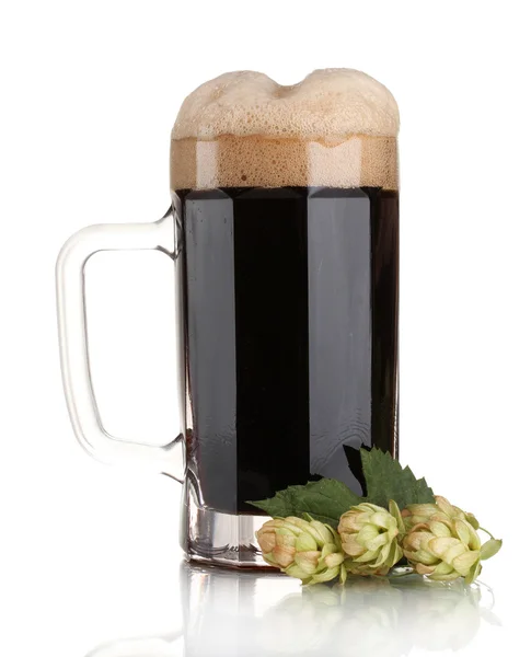 Μαύρη μπύρα σε μια κούπα και το πράσινο λυκίσκου που απομονώνονται σε λευκό — Φωτογραφία Αρχείου