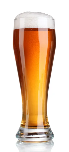 Пиво в склянці ізольовано на білому — стокове фото