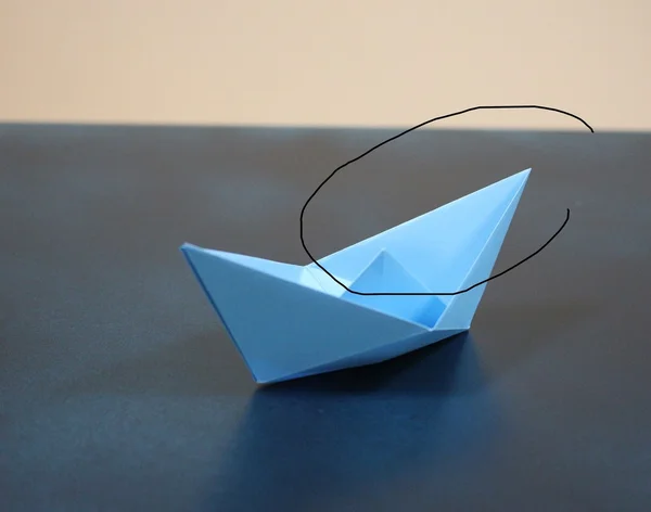 Um navio de papel azul — Fotografia de Stock