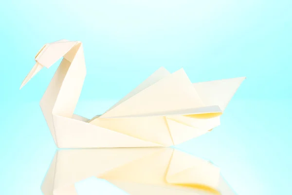 Origami paper swan on blue background — Stock Photo, Image