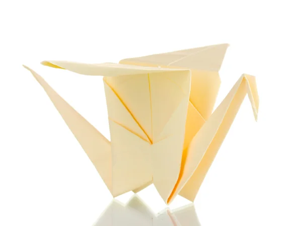 Бумажный кран оригами, изолированный на белом — стоковое фото