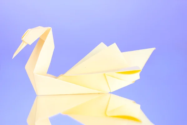 Origami papír labuť na modrém pozadí — Stock fotografie