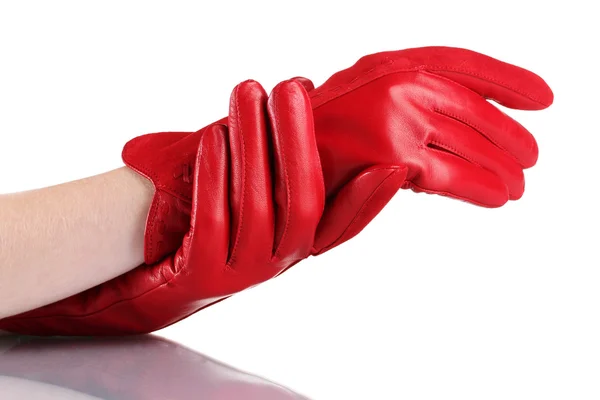 Kadınların elleri kırmızı deri üzerinde beyaz izole eldivenler — Stok fotoğraf