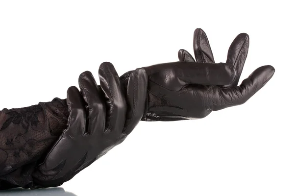 Tjejhänder i svart läder handskar isolerad på vit — Stockfoto