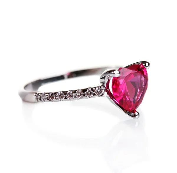 Bellissimo anello con gemma rossa isolata su bianco — Foto Stock