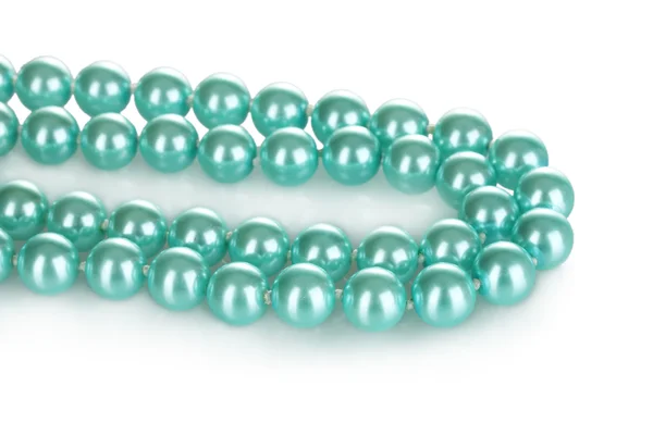 白で隔離される美しい青い真珠ビーズ — ストック写真