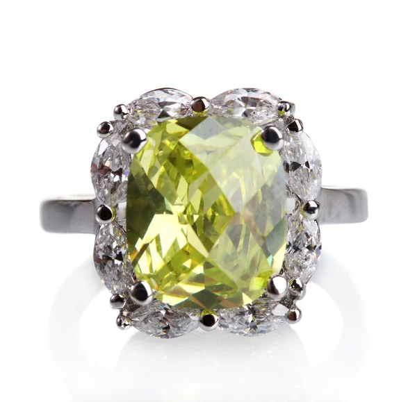 Mooie ring met groene juweeltje geïsoleerd op wit — Stockfoto