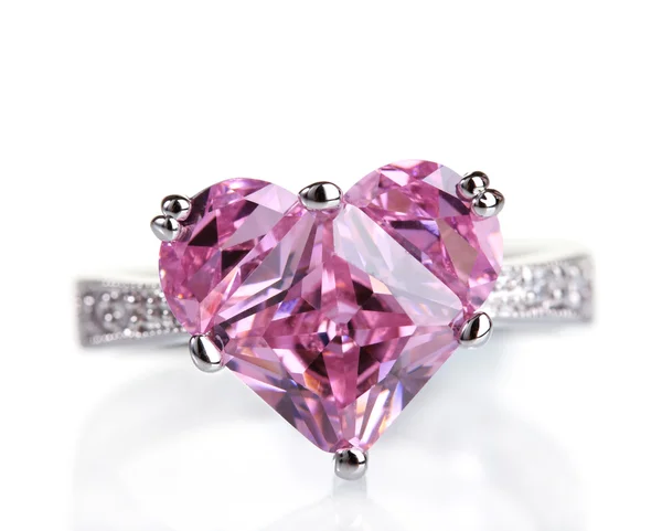 Bellissimo anello con gemma rosa isolato su bianco — Foto Stock