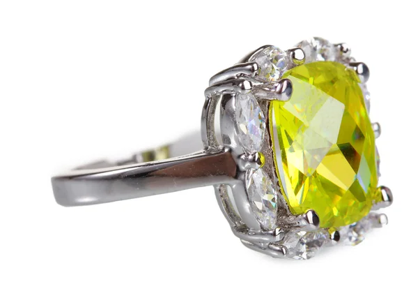 Hermoso anillo con gema verde aislado en blanco —  Fotos de Stock