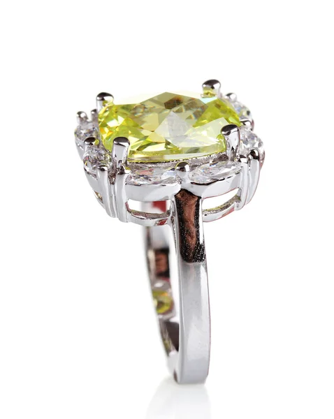 Gyönyörű gyűrű zöld ékkő, elszigetelt fehér — Stock Fotó
