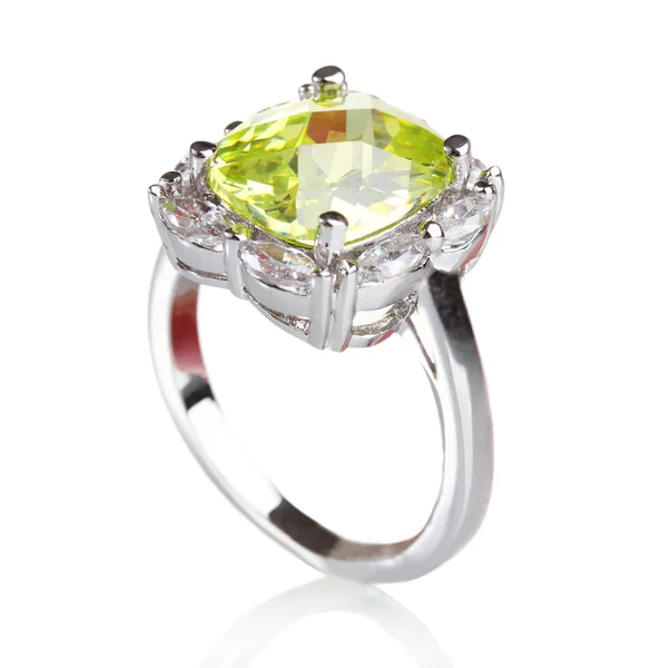 Όμορφο δαχτυλίδι με πράσινο στολίδι που απομονώνονται σε λευκό — Φωτογραφία Αρχείου