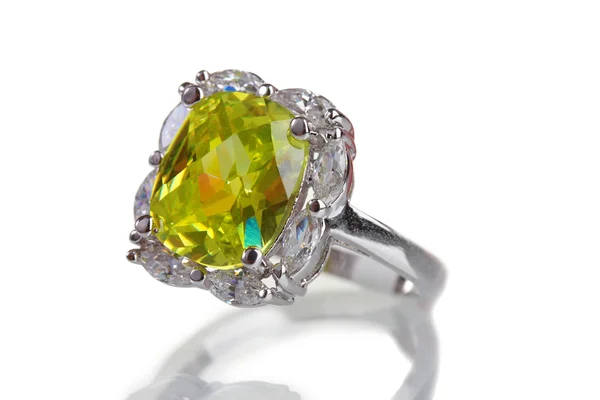 Krásný prsten s zelený drahokam, izolované na bílém — Stock fotografie