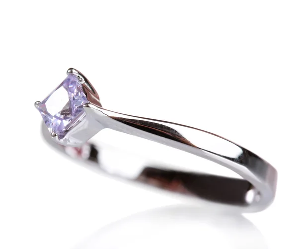 Bellissimo anello con gemma blu isolato su bianco — Foto Stock