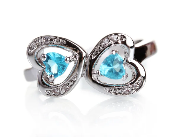 Bellissimo anello con pietre preziose blu isolato su bianco — Foto Stock