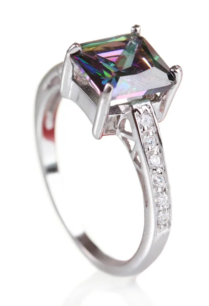 Krásný prsten s zelený drahokam, izolované na bílém — Stock fotografie