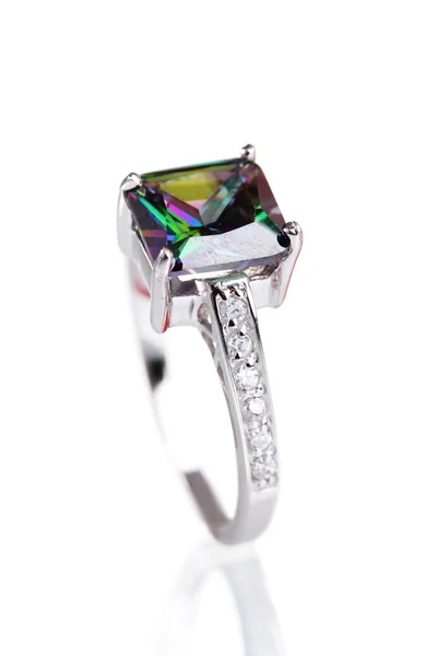 Bellissimo anello con gemma verde isolato su bianco — Foto Stock