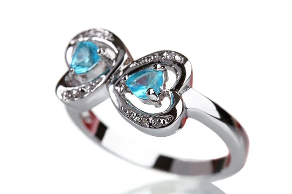 Schöner Ring mit blauen Edelsteinen isoliert auf weiß — Stockfoto