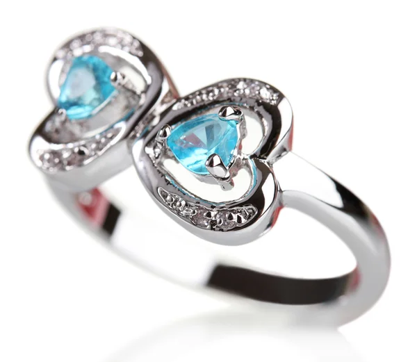 Piękny pierścionek z niebieskim kamieni szlachetnych na białym tle — Zdjęcie stockowe