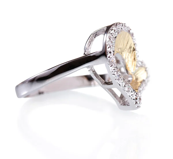 Krásný prsten s drahými kameny, izolované na bílém — Stock fotografie