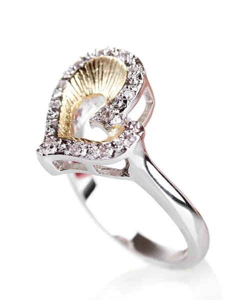 Schöner Ring mit Edelsteinen isoliert auf weiß — Stockfoto