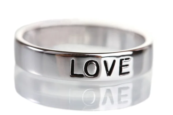 Krásný stříbrný prsten izolovaných na bílém — Stock fotografie