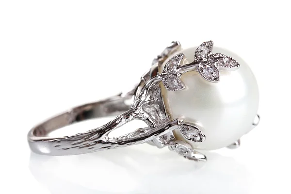 Όμορφο δαχτυλίδι με μαργαριτάρι που απομονώνονται σε λευκό — Φωτογραφία Αρχείου