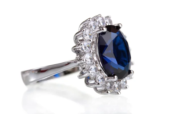 Όμορφο δαχτυλίδι με μπλε στολίδι που απομονώνονται σε λευκό — Φωτογραφία Αρχείου