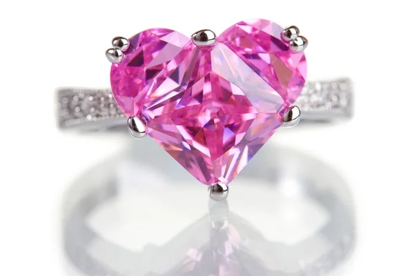 Hermoso anillo con gema rosa aislado en blanco —  Fotos de Stock