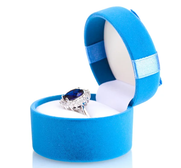 Όμορφο δαχτυλίδι με μπλε στολίδι στην τσάντα που απομονώνονται σε λευκό — Φωτογραφία Αρχείου