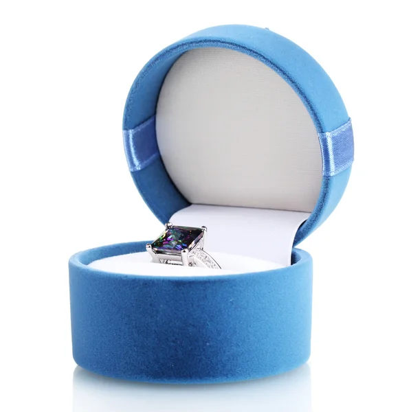 Hermoso anillo con gema azul en bolsa aislada en blanco — Foto de Stock
