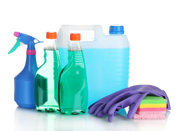 Bombola con bottiglie liquide e detergenti isolate su bianco — Foto Stock