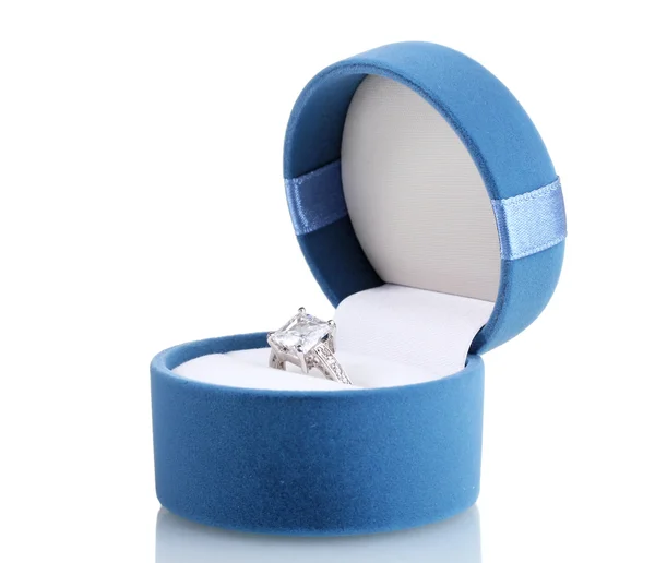 Красивое кольцо с голубым камнем в мешке изолированы на белом — стоковое фото