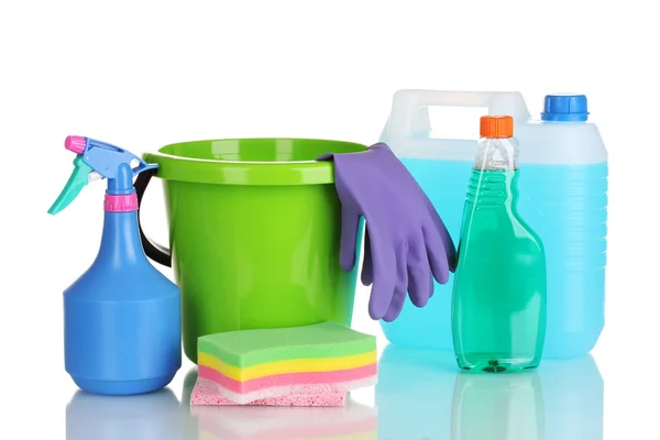Recipientes, garrafas de detergente com líquido e balde isolados sobre branco — Fotografia de Stock